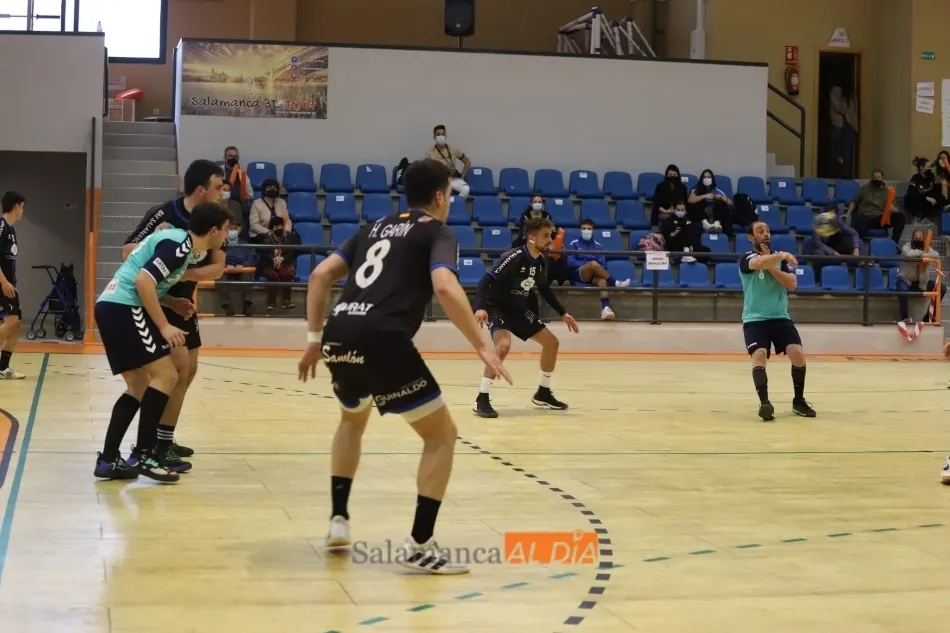 Foto 6 - El BM Salamanca se deja la piel contra el BM Santo&ntilde;a para perder con honor (28-29)