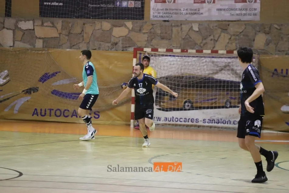 Foto 5 - El BM Salamanca se deja la piel contra el BM Santo&ntilde;a para perder con honor (28-29)
