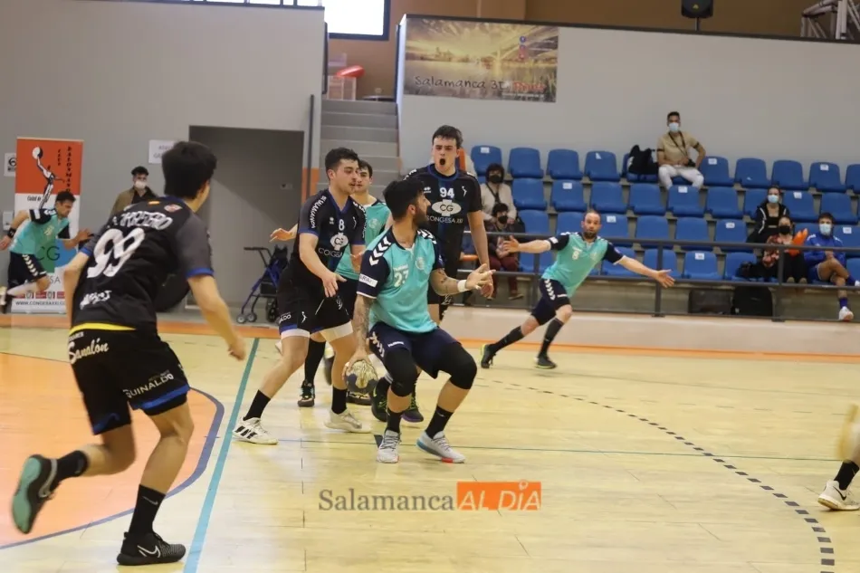 Foto 4 - El BM Salamanca se deja la piel contra el BM Santo&ntilde;a para perder con honor (28-29)