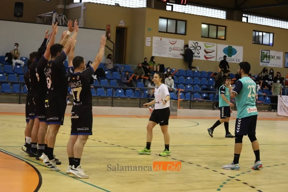Foto 2 - El BM Salamanca se deja la piel contra el BM Santo&ntilde;a para perder con honor (28-29)