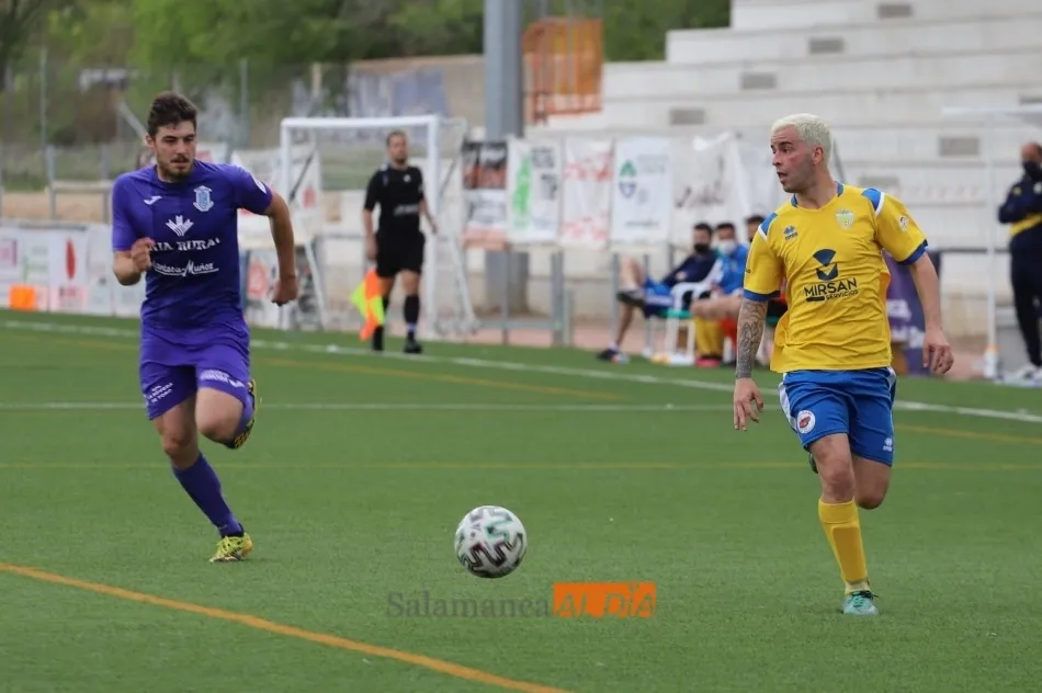Foto 9 - El Ciudad Rodrigo despliega su potencial para meterse en el playoff y llevarse el derbi con el...