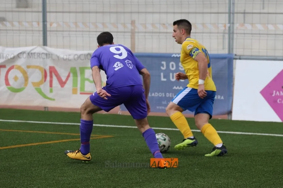 Foto 5 - El Ciudad Rodrigo despliega su potencial para meterse en el playoff y llevarse el derbi con el...