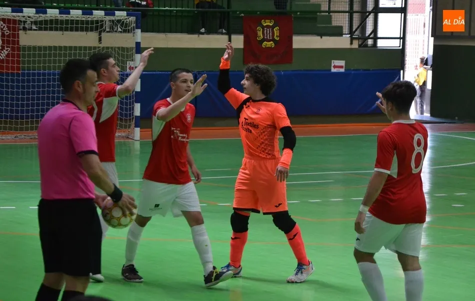 Foto 8 - Victoria de prestigio del III Juvenil frente al mejor equipo gallego, O Parrulo, en un partidazo  