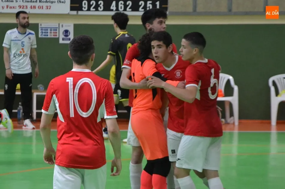 Foto 9 - Victoria de prestigio del III Juvenil frente al mejor equipo gallego, O Parrulo, en un partidazo  