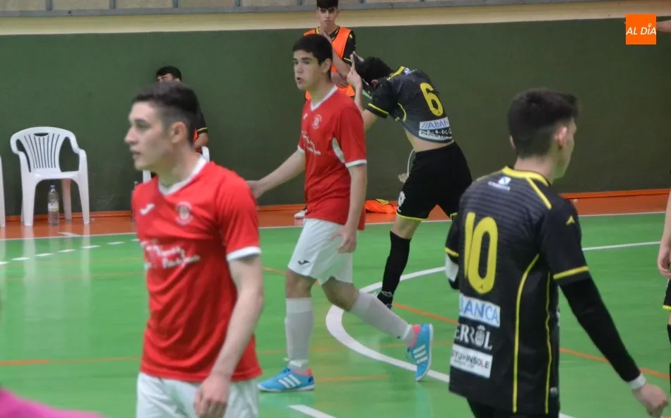 Foto 10 - Victoria de prestigio del III Juvenil frente al mejor equipo gallego, O Parrulo, en un partidazo  