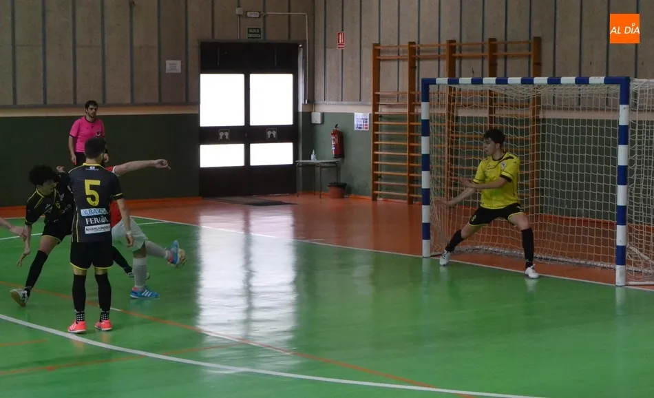 Foto 11 - Victoria de prestigio del III Juvenil frente al mejor equipo gallego, O Parrulo, en un partidazo  