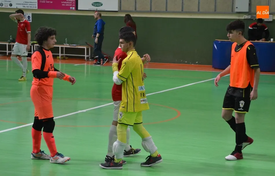Foto 6 - Victoria de prestigio del III Juvenil frente al mejor equipo gallego, O Parrulo, en un partidazo  