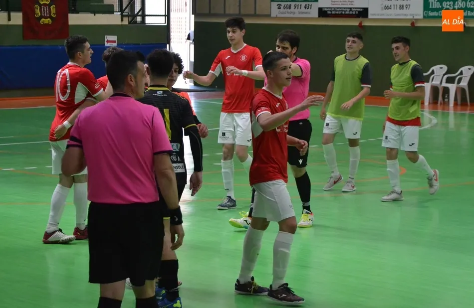 Foto 7 - Victoria de prestigio del III Juvenil frente al mejor equipo gallego, O Parrulo, en un partidazo  