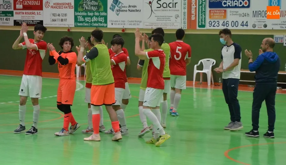 Foto 4 - Victoria de prestigio del III Juvenil frente al mejor equipo gallego, O Parrulo, en un partidazo  