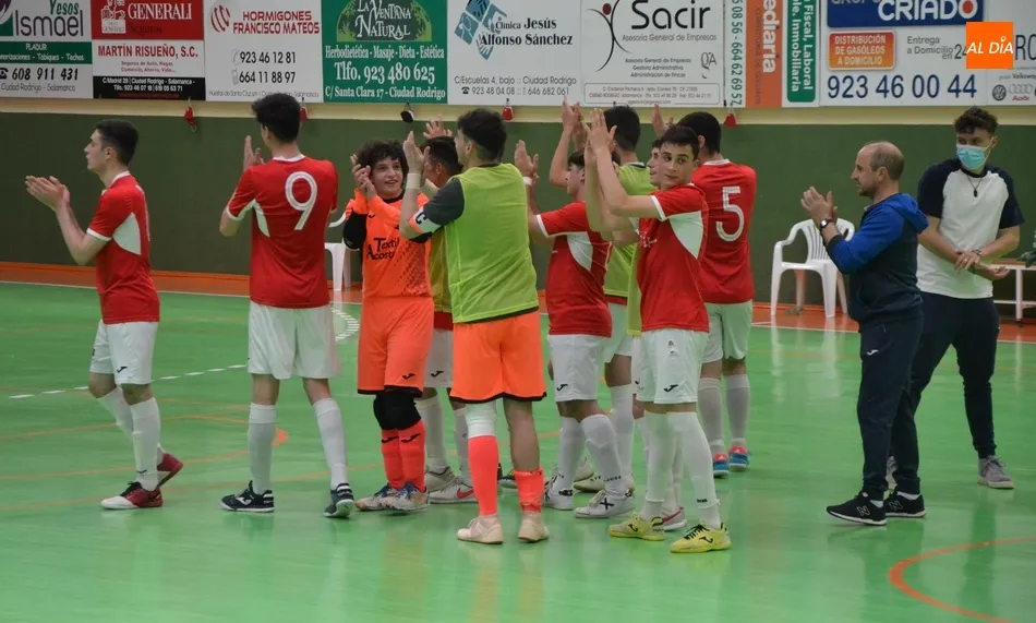 Foto 5 - Victoria de prestigio del III Juvenil frente al mejor equipo gallego, O Parrulo, en un partidazo  