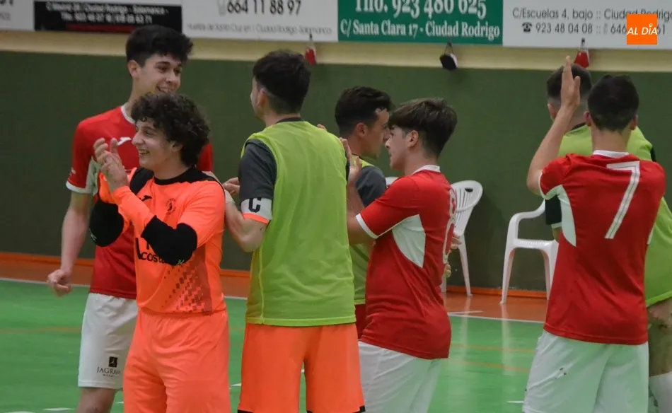 Foto 3 - Victoria de prestigio del III Juvenil frente al mejor equipo gallego, O Parrulo, en un partidazo  