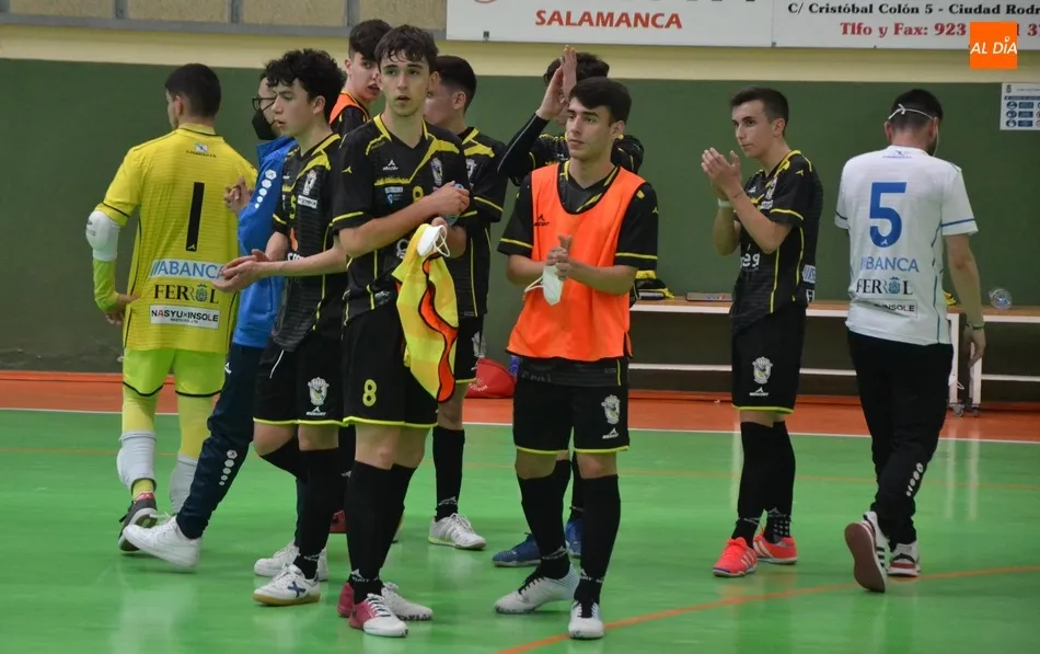Foto 2 - Victoria de prestigio del III Juvenil frente al mejor equipo gallego, O Parrulo, en un partidazo  