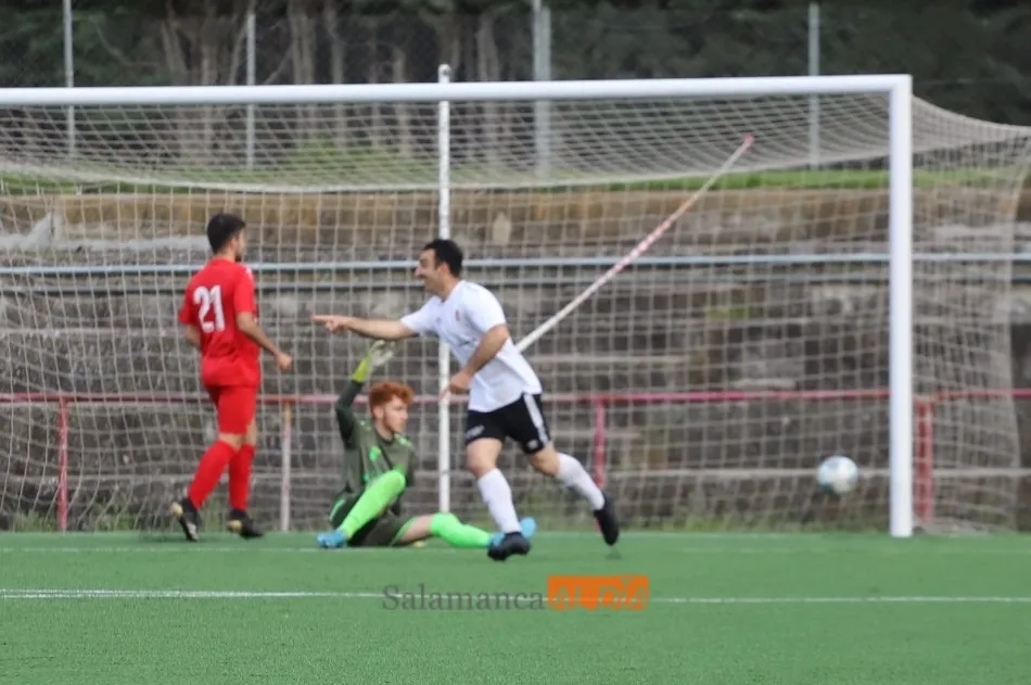 Alberto García celebra uno de sus goles | Fotos Lydia González