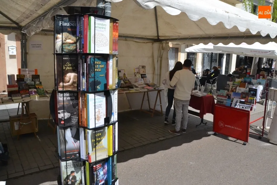 Foto 9 - Completada la Feria del Libro tras dos d&iacute;as de bastante animaci&oacute;n en la calle Lorenza Iglesias  