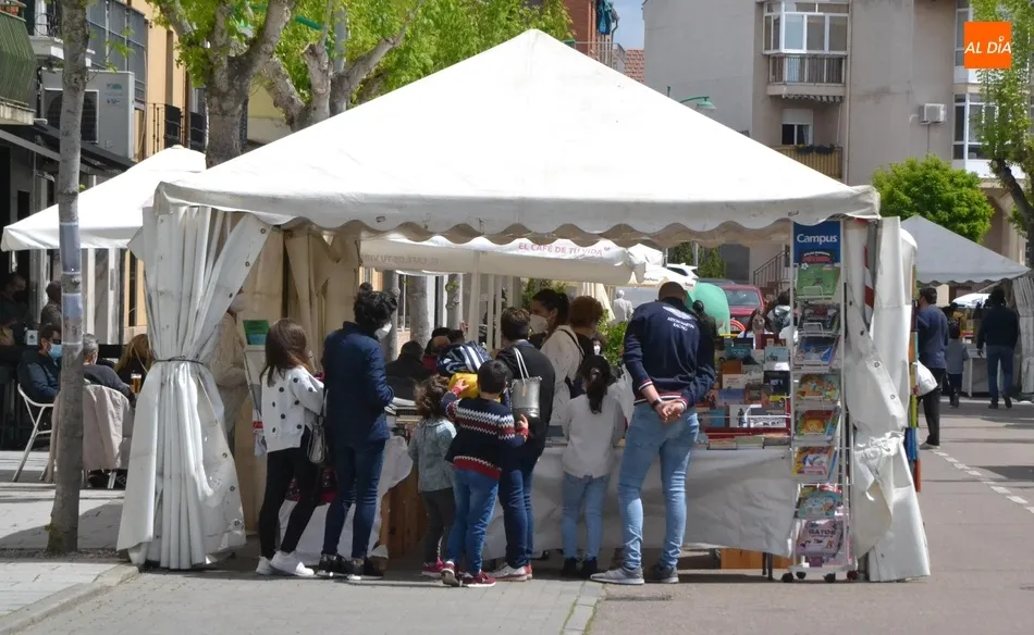 Completada la Feria del Libro tras dos días de bastante animación en la calle Lorenza Iglesias  
