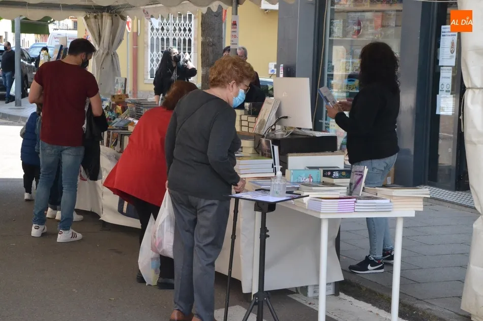 Foto 4 - Completada la Feria del Libro tras dos d&iacute;as de bastante animaci&oacute;n en la calle Lorenza Iglesias  
