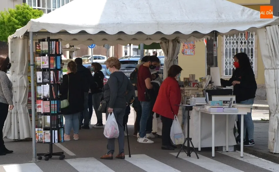 Foto 5 - Completada la Feria del Libro tras dos d&iacute;as de bastante animaci&oacute;n en la calle Lorenza Iglesias  