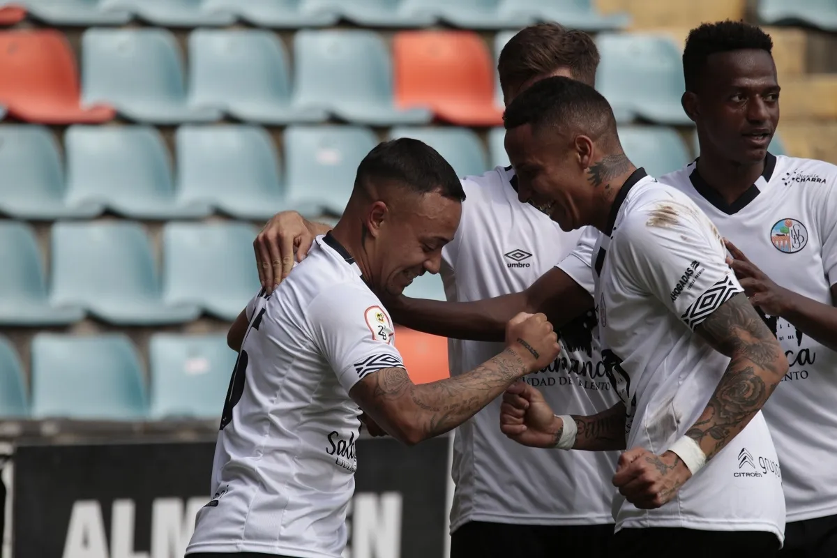 Juancho López y el Puma Chávez, en un partido anterior, celebran un gol del mexicano / Salamanca CF UDS
