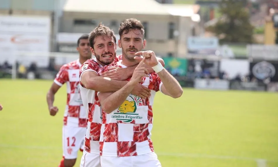 Los jugadores del Guijuelo celebran un tanto frente al Lealtad - Fotos: Twiiter CD Guijuelo