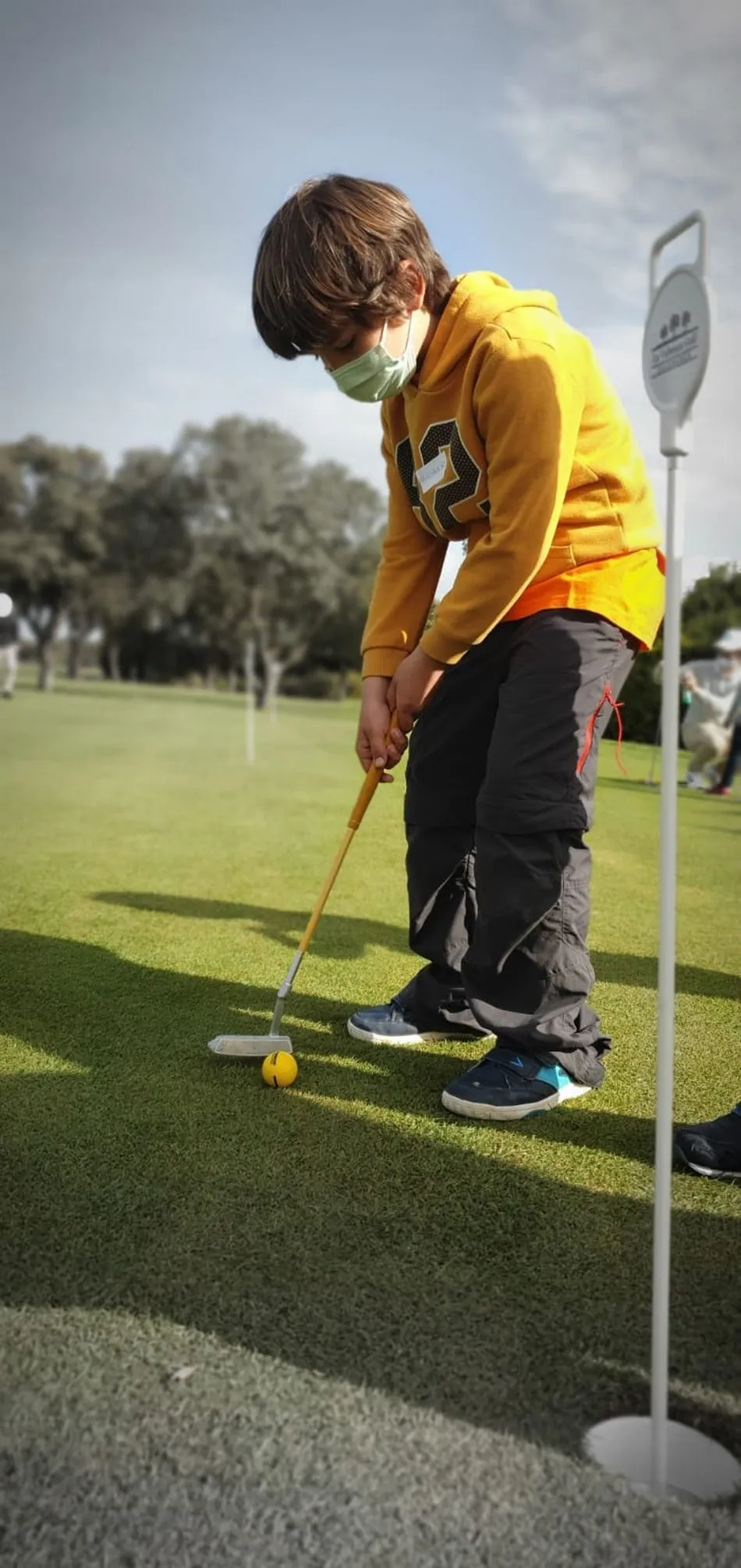 Foto 2 - Los vecinos de Do&ntilde;inos se vuelcan en la jornada de iniciaci&oacute;n al golf
