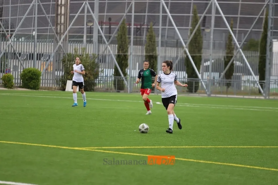 Foto 11 - Un solitario gol de Lama deja casi atada la salvaci&oacute;n para el Salamanca UDS Femenino (1-0)