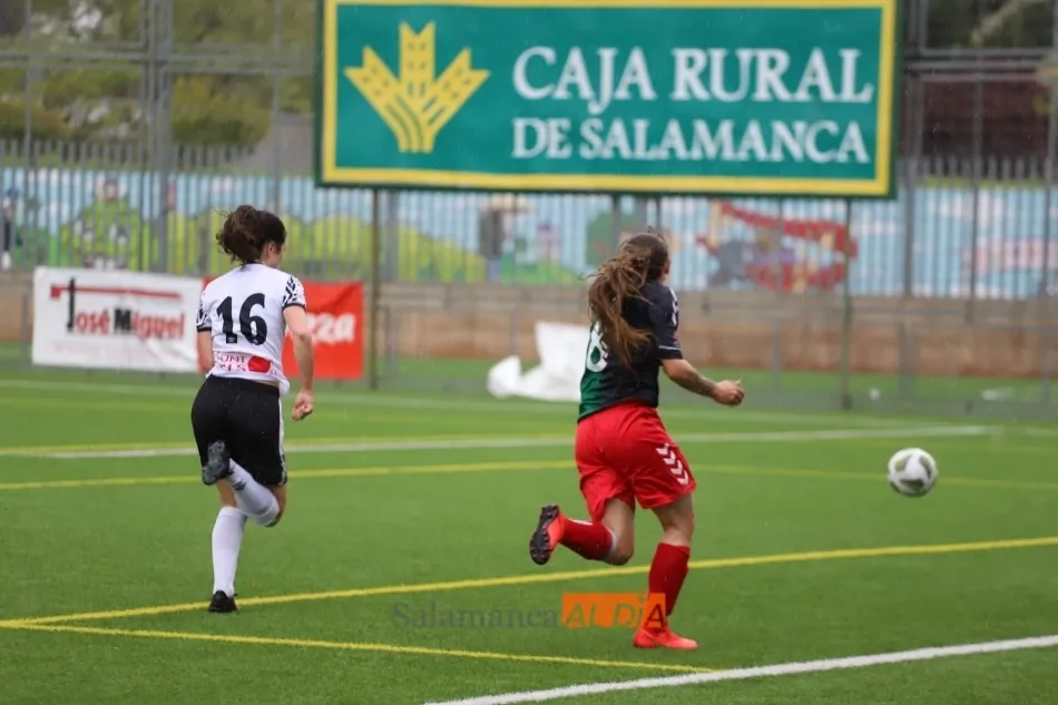 Foto 4 - Un solitario gol de Lama deja casi atada la salvaci&oacute;n para el Salamanca UDS Femenino (1-0)