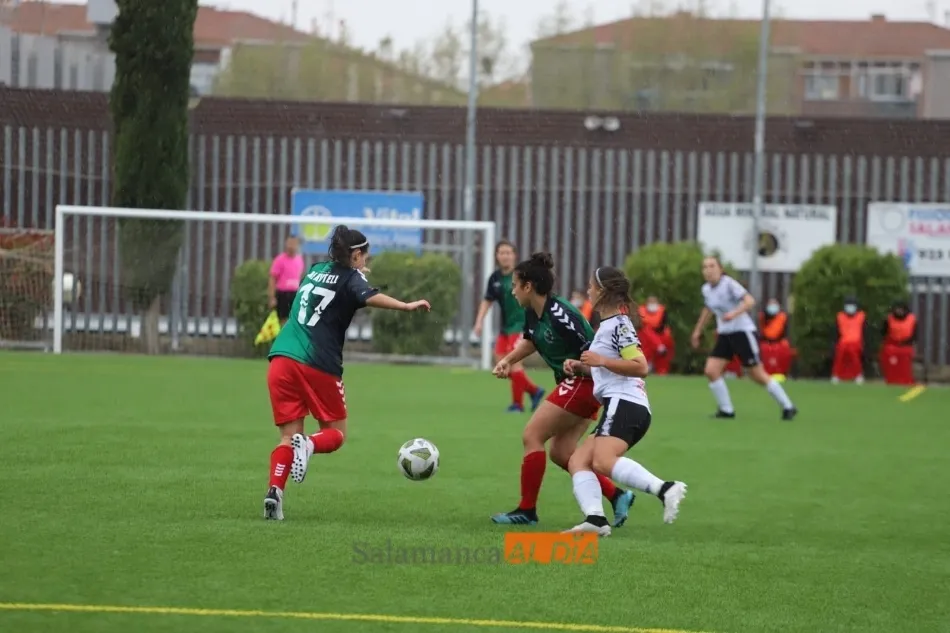 Foto 3 - Un solitario gol de Lama deja casi atada la salvaci&oacute;n para el Salamanca UDS Femenino (1-0)