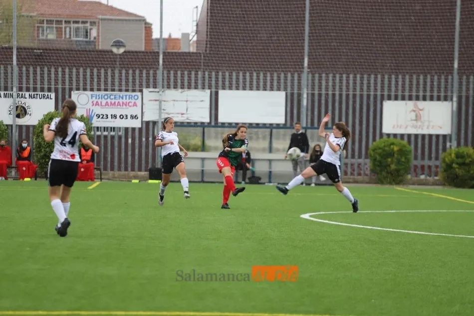 Foto 2 - Un solitario gol de Lama deja casi atada la salvaci&oacute;n para el Salamanca UDS Femenino (1-0)