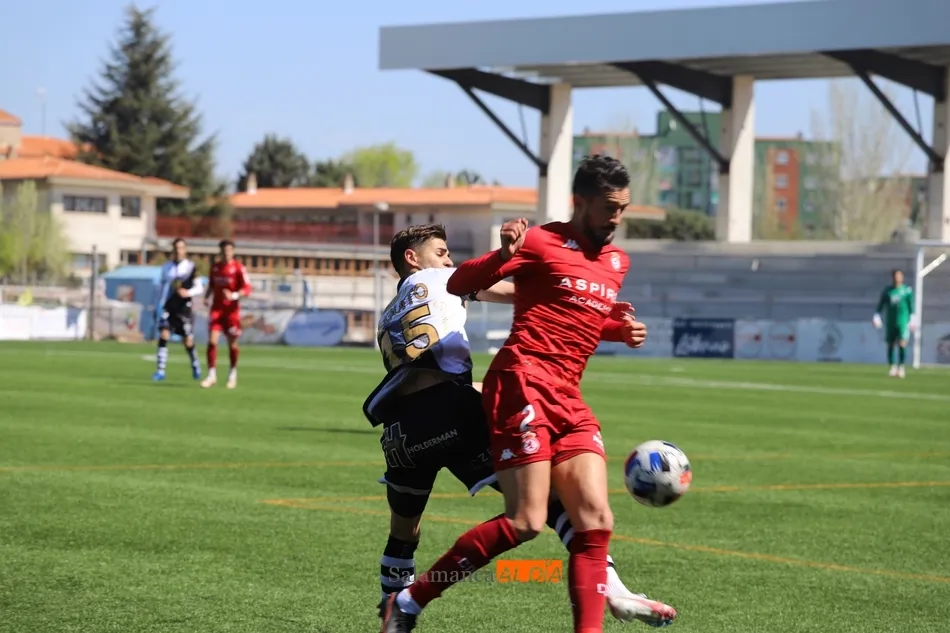 Diego Hernández pelea por un balón ante la Cultural