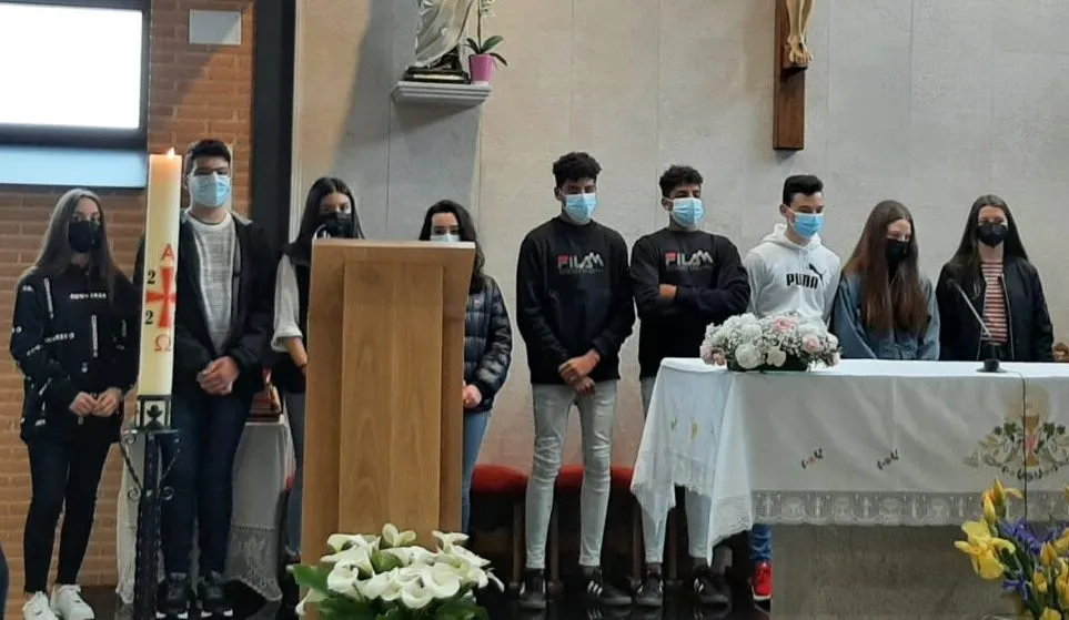 Presentados a la comunidad los jóvenes que se van a confirmar en El Salvador  