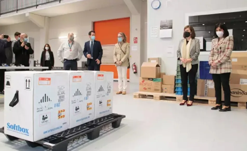 La ministra de Sanidad, Carolina Darias, asiste a la recepción de vacunas Pfizer contra la COVID-19 en La Rioja  | EP