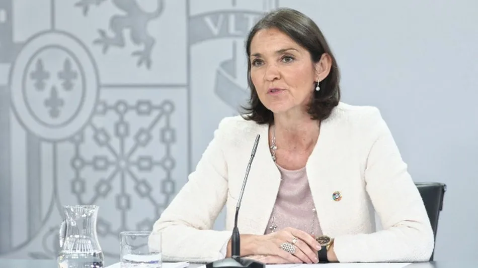 La ministra Reyes Maroto recibe una carta amenazante con una navaja ensangrentada  