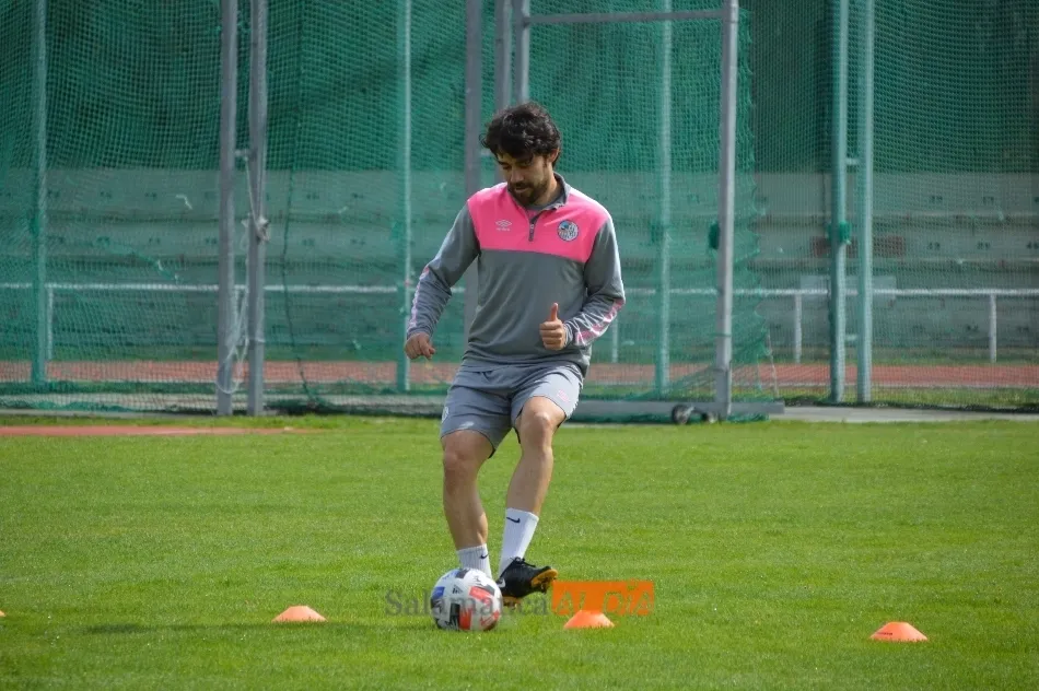 Javi Navas da un pase en corto / Carlos Cuervo