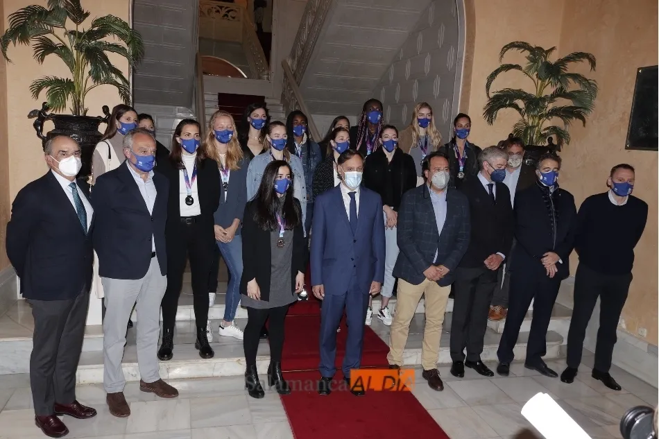 Foto 4 - El Perfumer&iacute;as Avenida, recibido en el Ayuntamiento por el subcampeonato de la Euroliga