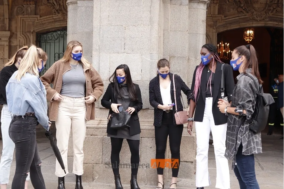 Foto 2 - El Perfumer&iacute;as Avenida, recibido en el Ayuntamiento por el subcampeonato de la Euroliga