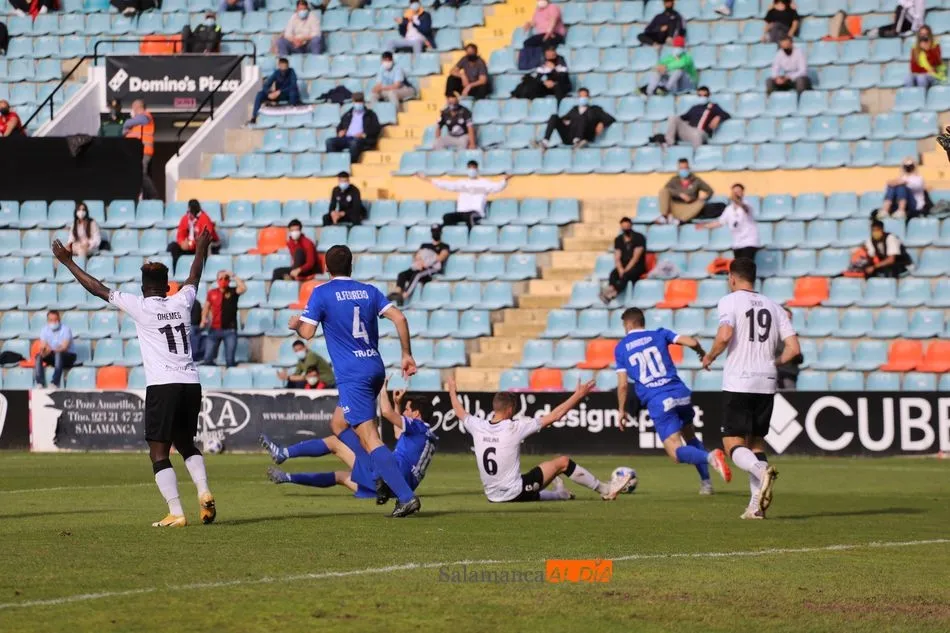 Un partido del Salamanca UDS sobre un césped del Helmántico en mal estado