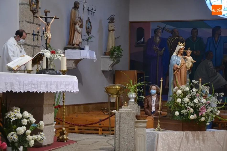 Foto 4 - Buena asistencia de fieles a la Novena en honor a la Virgen de los Remedios  
