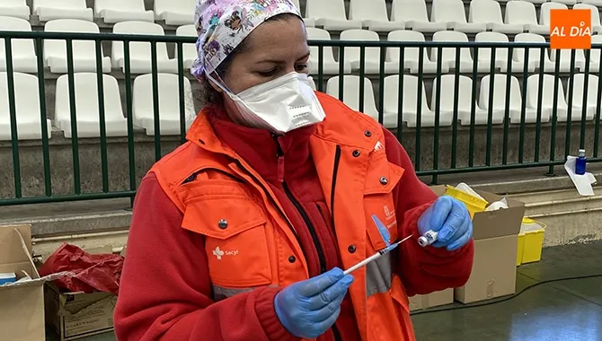 Imagen de una sanitaria preparando la vacuna en Peñaranda. Archivo