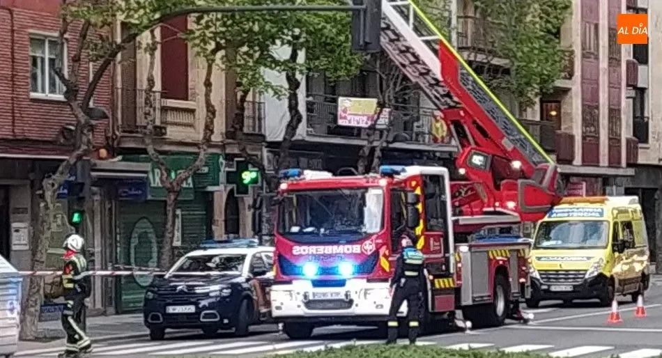 Foto 2 - Rescate de los Bomberos en Torres Villarroel que acceden a una vivienda de un quinto piso por la...