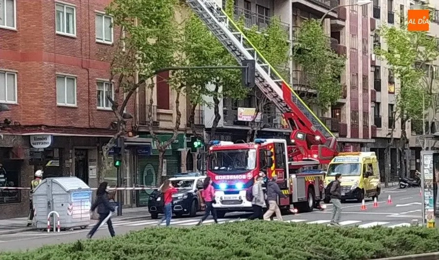 Foto 5 - Rescate de los Bomberos en Torres Villarroel que acceden a una vivienda de un quinto piso por la...