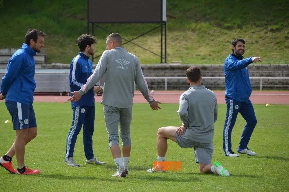 Lolo Escobar (a la derecha) bromea con sus futbolistas / Carlos Cuervo