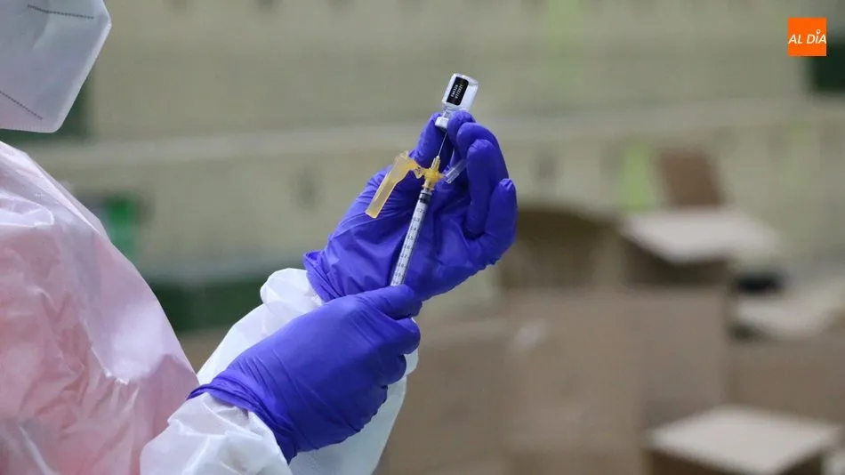 No habrá llamada de cita previa, por lo que los nacidos entre 1942 y 19451 deberán acudir a sus respectivos puntos de vacunación  / CORRAL