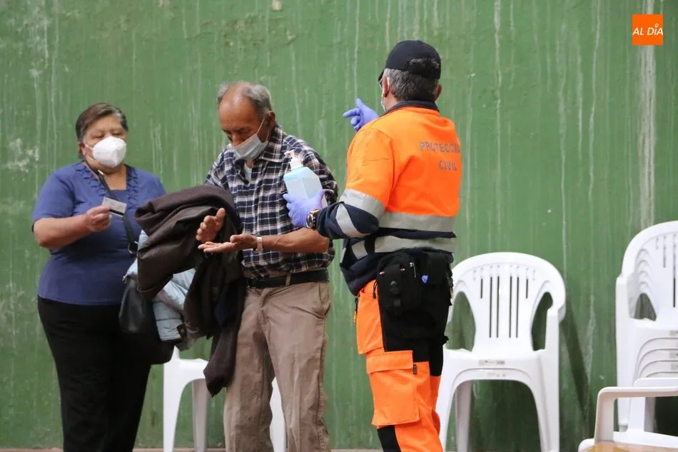 Foto 9 - Exitosa jornada de vacunaci&oacute;n de personas entre 70 y 75 a&ntilde;os en Vitigudino  