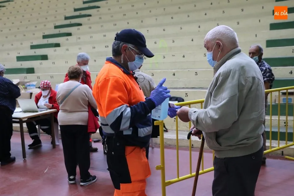 Foto 8 - Exitosa jornada de vacunaci&oacute;n de personas entre 70 y 75 a&ntilde;os en Vitigudino  