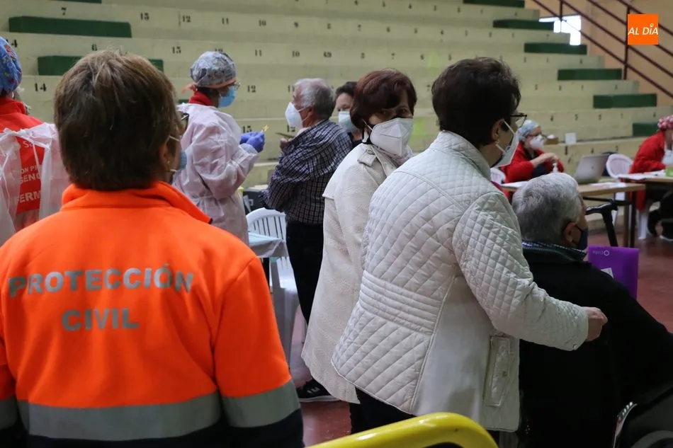 Foto 7 - Exitosa jornada de vacunaci&oacute;n de personas entre 70 y 75 a&ntilde;os en Vitigudino  