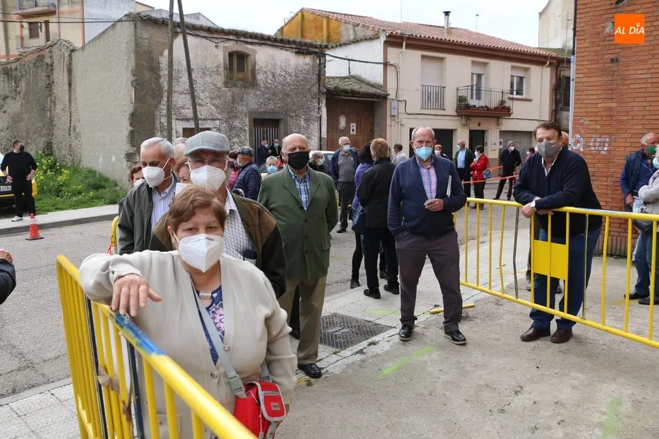 Foto 6 - Exitosa jornada de vacunaci&oacute;n de personas entre 70 y 75 a&ntilde;os en Vitigudino  