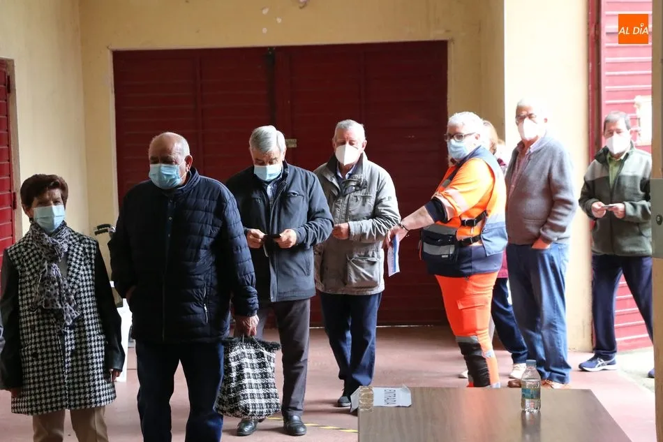 Foto 5 - Exitosa jornada de vacunaci&oacute;n de personas entre 70 y 75 a&ntilde;os en Vitigudino  