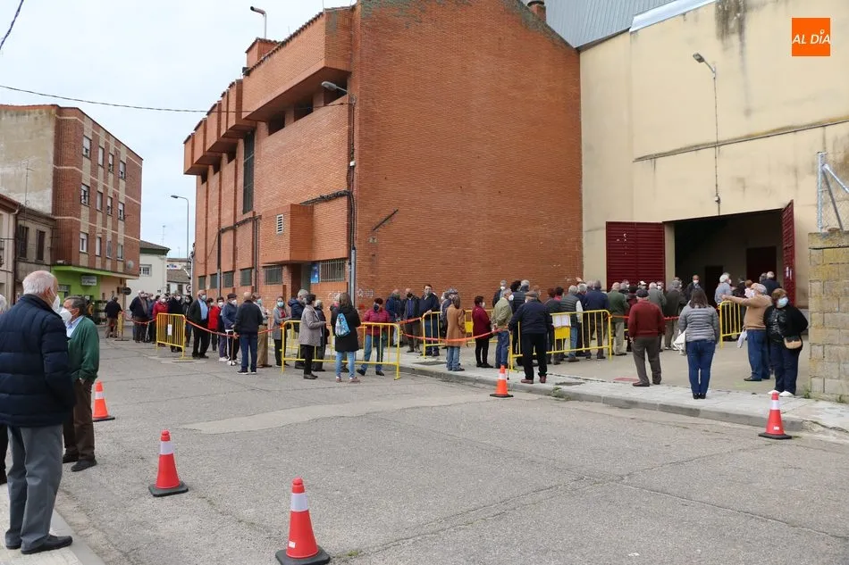 Foto 2 - Exitosa jornada de vacunaci&oacute;n de personas entre 70 y 75 a&ntilde;os en Vitigudino  