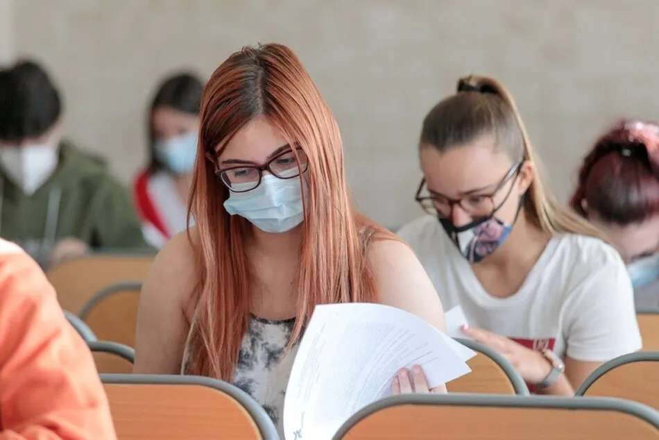 Un grupo de alumnos se examinan en la convocatoria extraordinaria de la EBAU. Foto: EP