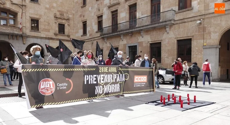 Concentración conjunta de UGT y CCOO en la plaza de la Constitución